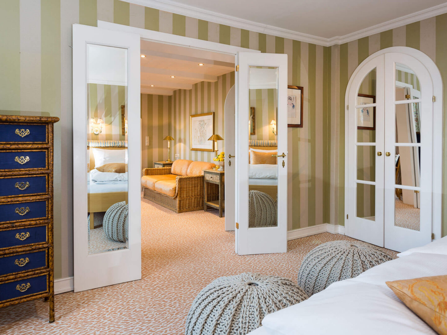Elegante Hotelzimmer im Hotel Edelweiss in Lech/Zürs, stilvolle Einrichtung mit gemütlicher Atmosphäre.