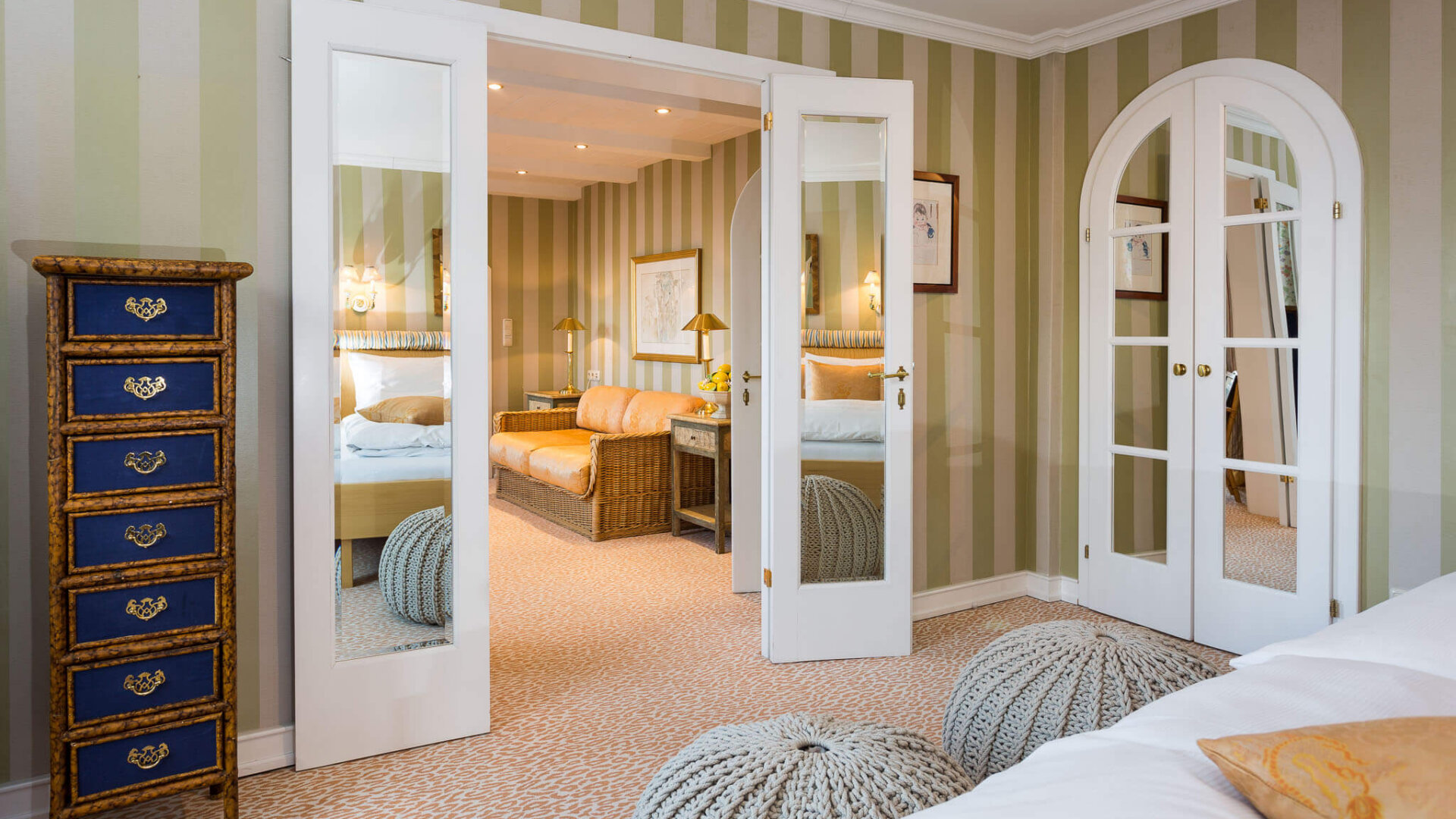 Elegante Hotelzimmer im Hotel Edelweiss in Lech/Zürs, stilvolle Einrichtung mit gemütlicher Atmosphäre.