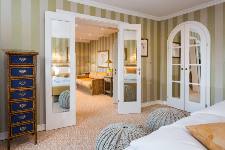 Elegante Hotelzimmer im Hotel Edelweiss in Lech/Zürs, stilvolle Einrichtung mit gemütlicher Atmosphäre.