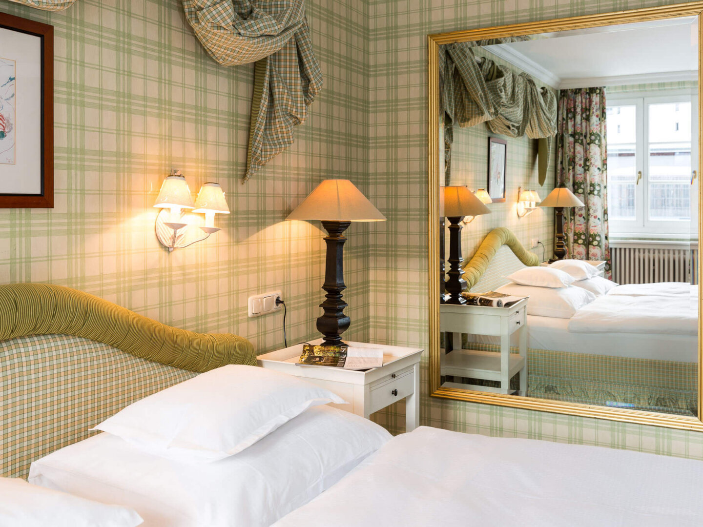 Elegantes Hotelzimmer im Hotel Edelweiss in Lech/Zürs mit stilvollem Dekor und gemütlicher Atmosphäre.