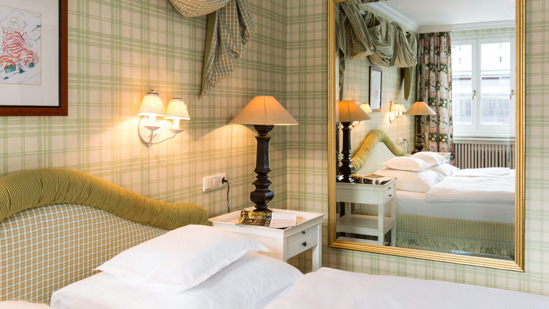 Elegantes Hotelzimmer im Hotel Edelweiss in Lech/Zürs mit stilvollem Dekor und gemütlicher Atmosphäre.
