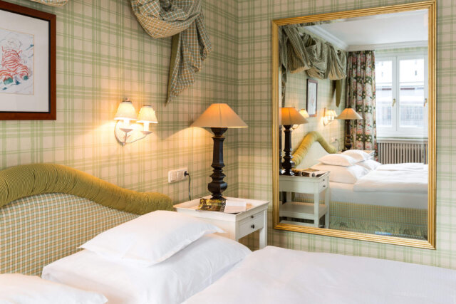 Elegantes Hotelzimmer im Hotel Edelweiss in Lech/Zürs mit stilvollem Dekor und gemütlicher Atmosphäre.