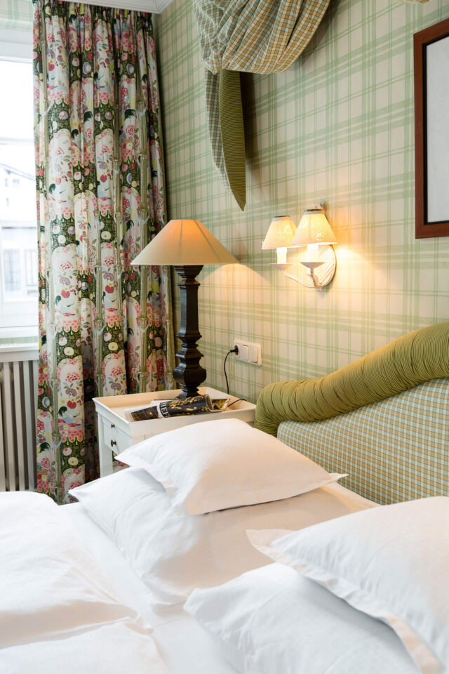 Gemütliches Hotelzimmer im Hotel Edelweiss in Lech/Zürs mit stilvollem Dekor und bequemen Betten.