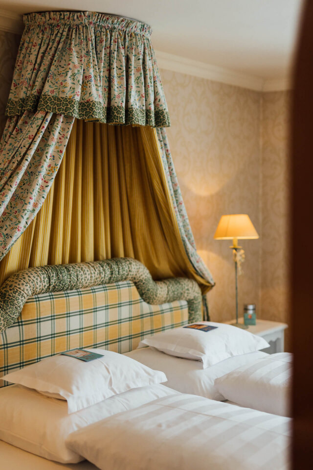 Elegantes Hotelzimmer im Hotel Edelweiss mit geschmackvoller Einrichtung und sanftem Licht. Ideal für entspannte Aufenthalte.