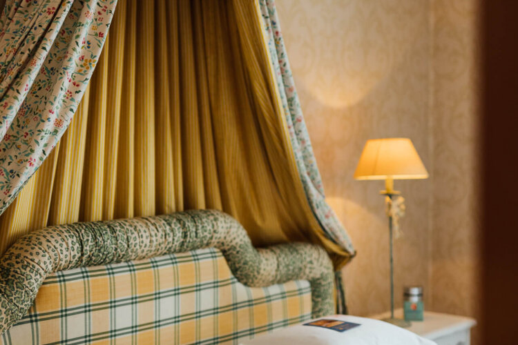 Elegantes Hotelzimmer im Hotel Edelweiss mit geschmackvoller Einrichtung und sanftem Licht. Ideal für entspannte Aufenthalte.