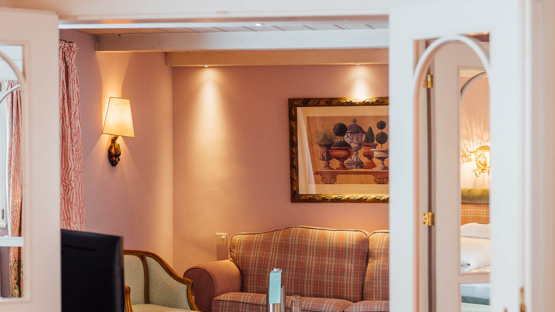 Gemütliches Hotelzimmer im Hotel Edelweiss in Lech/Zürs mit stilvollem Wohnbereich und modernen Annehmlichkeiten.