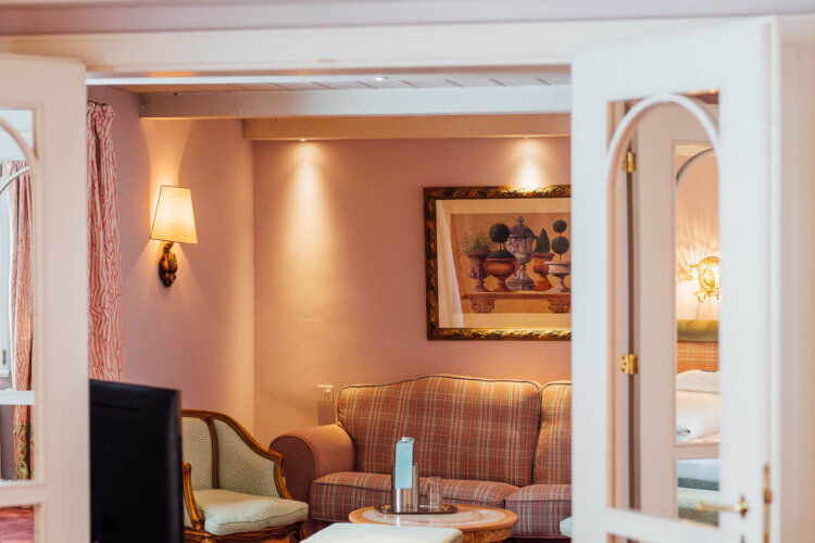 Gemütliches Hotelzimmer im Hotel Edelweiss in Lech/Zürs mit stilvollem Wohnbereich und modernen Annehmlichkeiten.