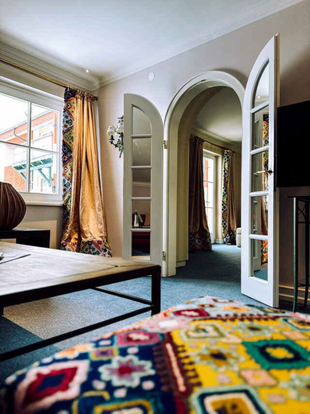 Gemütlicher Blick ins Innere des Hotels Edelweiss in Lech mit stilvollem Interieur und bunten Vorhängen.