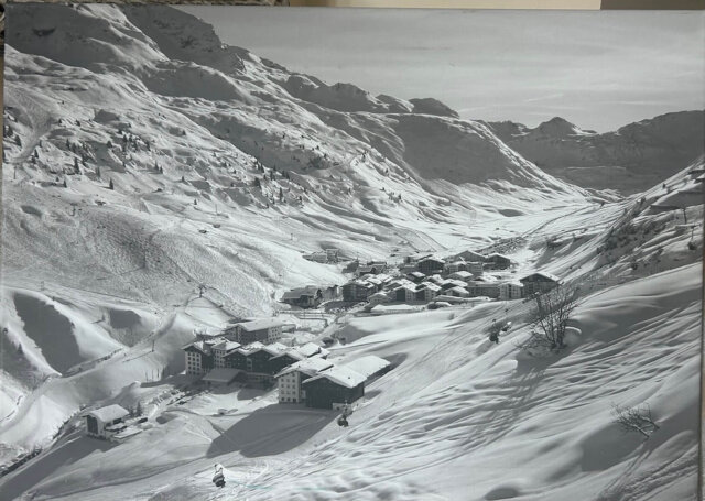 Schneebedeckte Berge und malerische Chalets in Lech/Zürs am Arlberg, ideal für einen winterlichen Urlaub.