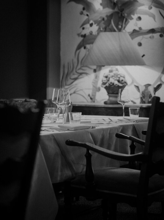 Elegant gedeckter Tisch im Hotel Edelweiss, Lech/Zürs, mit Gläsern und stilvollem Ambiente.