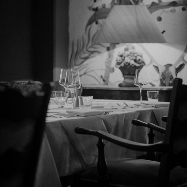 Elegant gedeckter Tisch im Hotel Edelweiss, Lech/Zürs, mit Gläsern und stilvollem Ambiente.