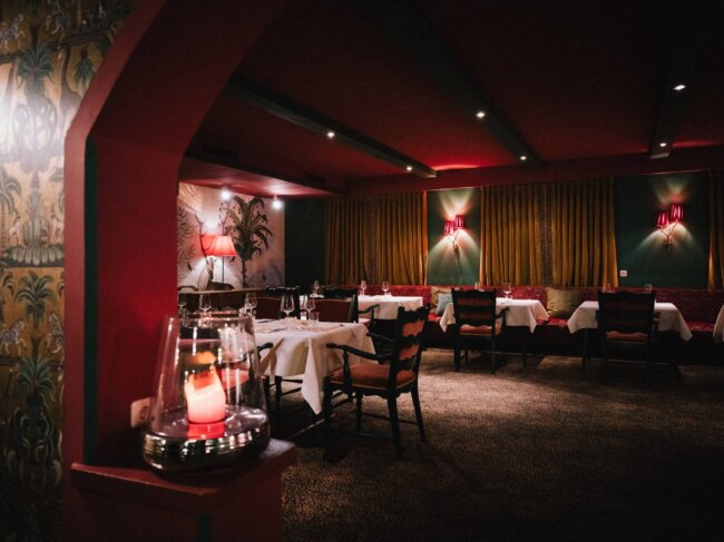 Gemütliches Restaurant im Hotel Edelweiss mit stilvollem Ambiente, eleganten Tischdekorationen und warmem Licht.