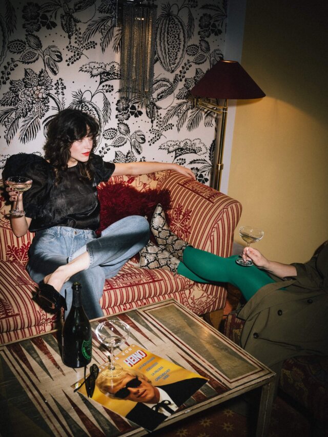 Stylisches Ambiente im Hotel Edelweiss mit Gästen, Cocktails und Kunst – ein perfekter Ort für entspannte Stunden in Lech.