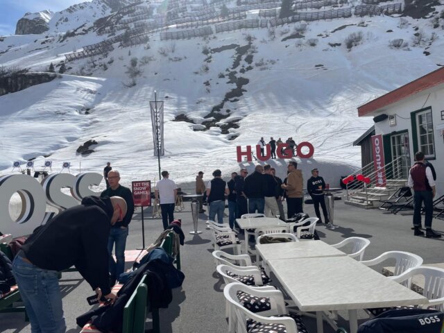 Menschen genießen die Sonne und die Schneelandschaft im Hotel Edelweiss, Lech/Zürs, am Arlberg.