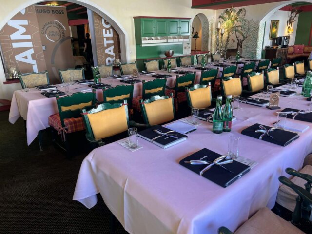 EleganteTische im Hotel Edelweiss Lech, gedeckt für ein stilvolles Event mit Wasserflaschen und Menükarten.