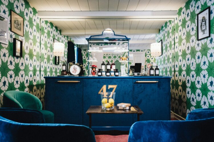 Gemütliche Hotelbar im Hotel Edelweiss mit stilvollem Interieur und einer Auswahl an Getränken in Lech/Zürs.