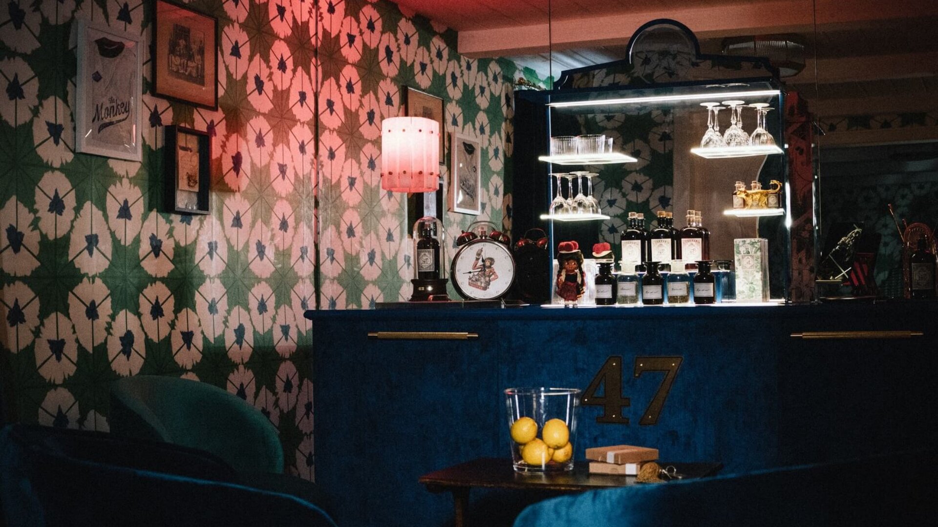 Gemütliche Hotelbar im Hotel Edelweiss mit stilvollem Interieur und einer Auswahl an Getränken und Dekorationen.