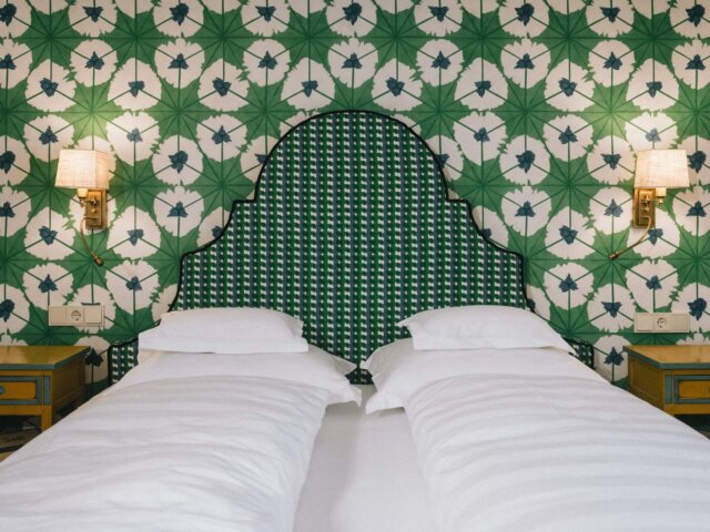 Elegantes Hotelzimmer im Hotel Edelweiss mit grünem Blumenmuster und gemütlicher Atmosphäre in Lech/Zürs.