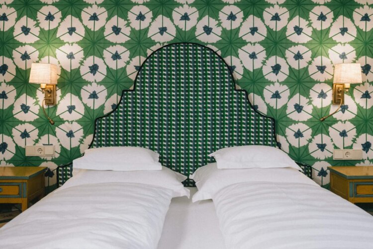 Elegantes Hotelzimmer im Hotel Edelweiss mit grünem Blumenmuster und gemütlicher Atmosphäre in Lech/Zürs.