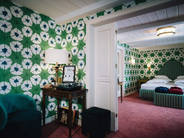 Stilvolles Zimmer im Hotel Edelweiss mit buntem Design, bequemen Möbeln und gemütlicher Atmosphäre. Ideal für den Urlaub in Lech.