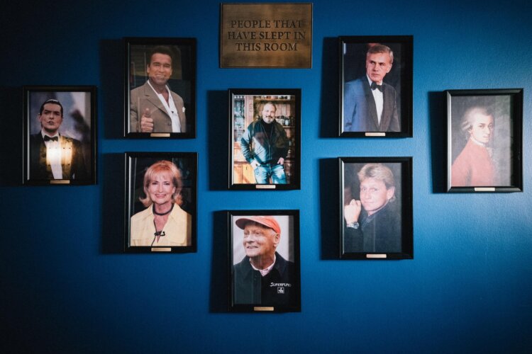 Porträts berühmter Gäste im Hotel Edelweiss in Lech/Zürs, die in diesem speziellen Zimmer übernachtet haben.