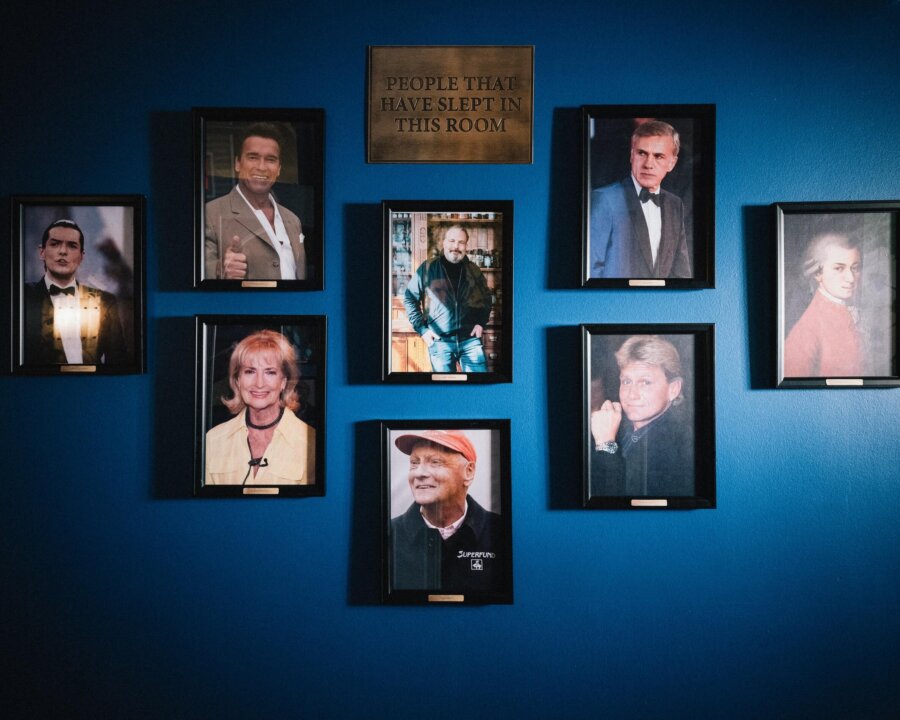 Porträts berühmter Gäste im Hotel Edelweiss in Lech/Zürs, die in diesem speziellen Zimmer übernachtet haben.