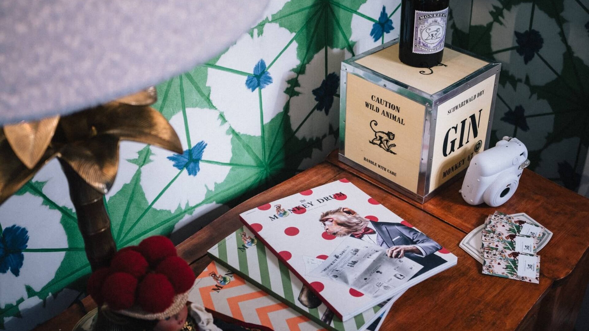Detailreiche Hotelansicht mit einem nostalgischen Mix aus Deko, Zeitschriften und Gin-Flasche im Hotel Edelweiss.