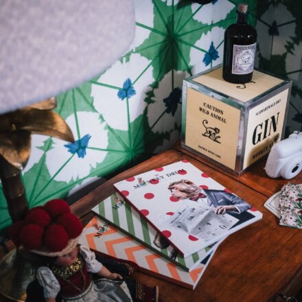 Detailreiche Hotelansicht mit einem nostalgischen Mix aus Deko, Zeitschriften und Gin-Flasche im Hotel Edelweiss.
