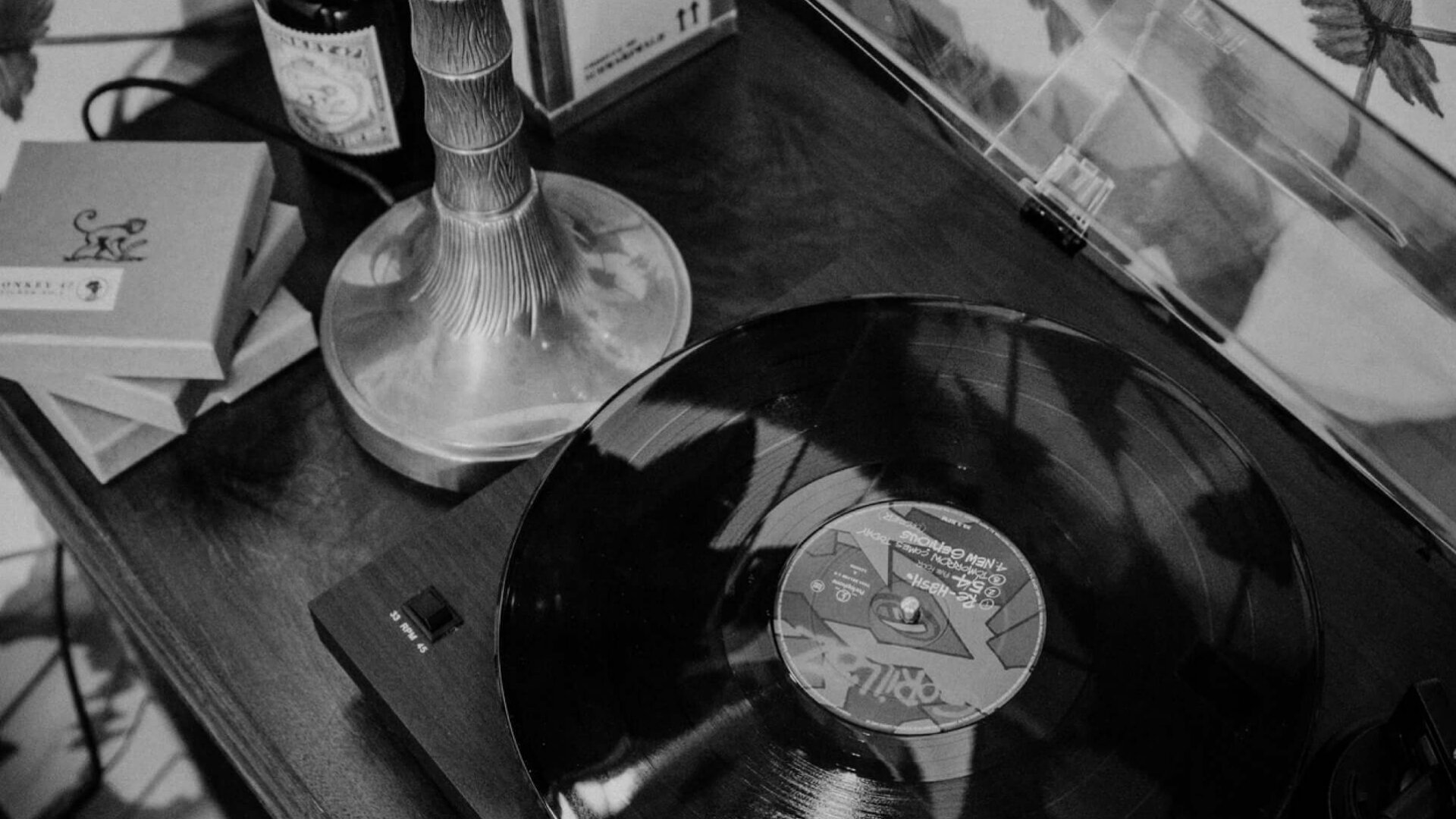 Schallplattenspieler mit Vinyl und stilvoller Lampe im Hotel Edelweiss, perfekter Ort für Entspannung in Lech/Zürs.