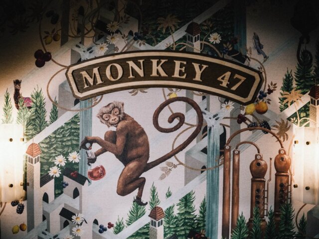 Fantasievolle Wandgestaltung mit einem Affen und dem Schriftzug Monkey 47, ideal für das Hotel Edelweiss in Lech/Zürs.