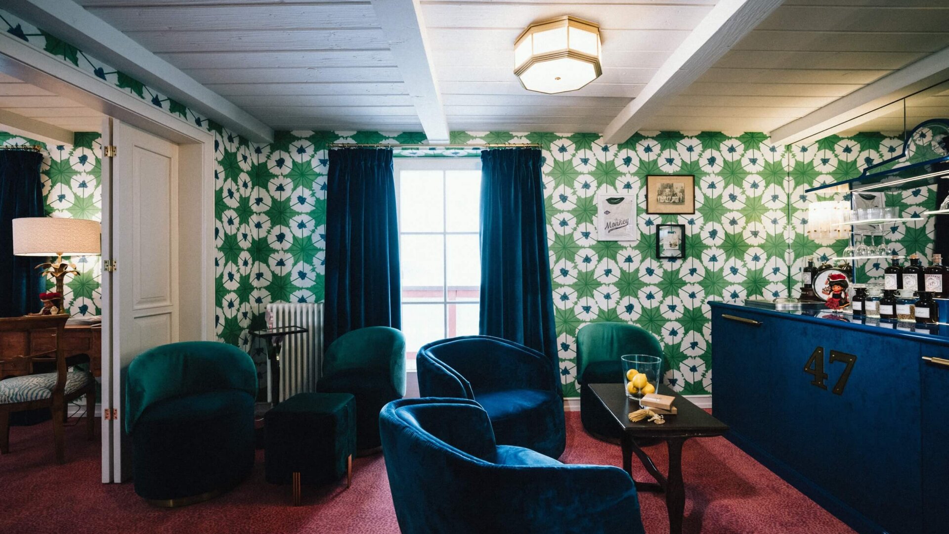 Stylisches Zimmer im Hotel Edelweiss mit floraler Wandgestaltung, eleganten Möbeln und heller Atmosphäre in Lech/Zürs.