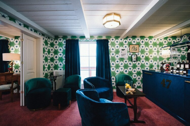 Stylisches Zimmer im Hotel Edelweiss mit floraler Wandgestaltung, eleganten Möbeln und heller Atmosphäre in Lech/Zürs.