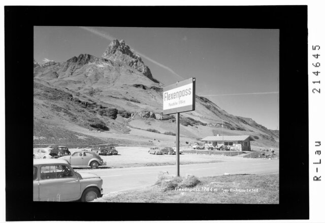 Blick auf den Flexenpass mit Mountainview, Parkplatz und historischer Beschilderung in Lech/Zürs am Arlberg.