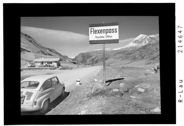 Foto des Flexenpasses in den Alpen mit historischem Auto und Berghütte, ideal für Urlaub in Lech/Zürs.