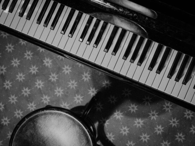 Pianotasten und Hocker im Hotel Edelweiss, ideal für entspannte Abende in Lech/Zürs am Arlberg.