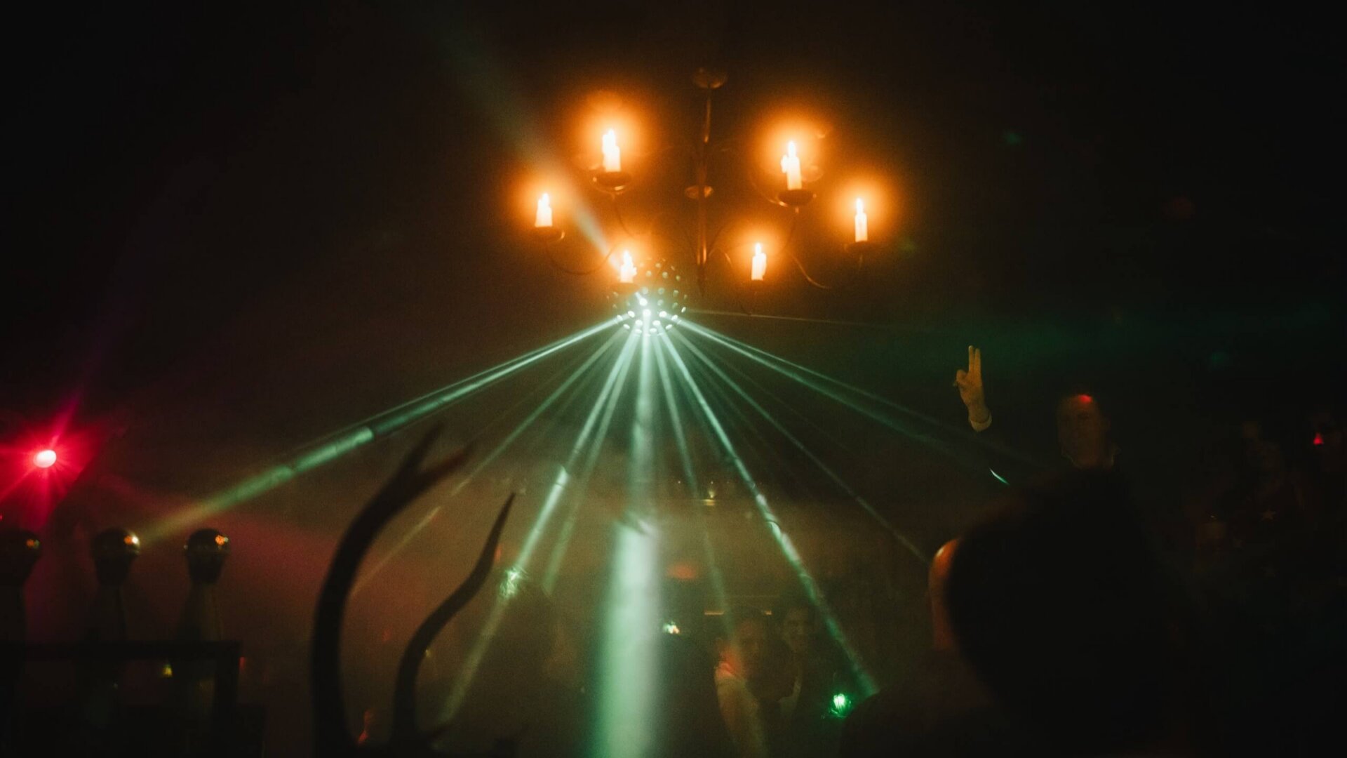 Lichtshow mit Laserstrahlen und stimmungsvollem Ambiente in der Bar des Hotel Edelweiss in Lech/Zürs.