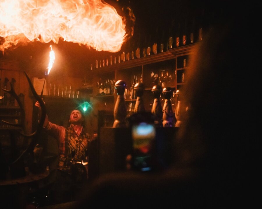 Feuriger Cocktail-Mix in der Bar des Hotels Edelweiss: Ein Barkeeper begeistert mit einer beeindruckenden Feuer-Show.