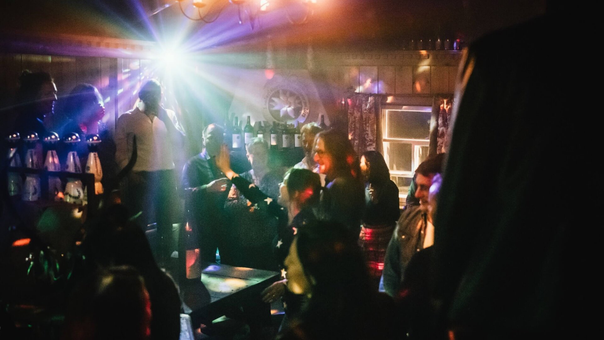 Lebhafte Atmosphäre im Hotel Edelweiss: Gäste genießen gute Musik und Stimmung in einer stilvollen Bar.