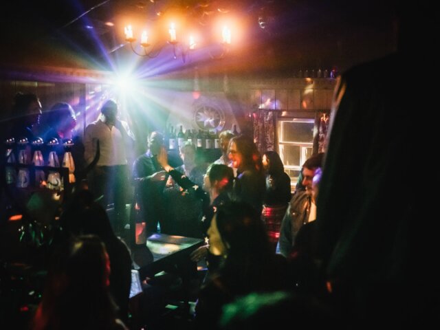 Lebhafte Atmosphäre im Hotel Edelweiss: Gäste genießen gute Musik und Stimmung in einer stilvollen Bar.