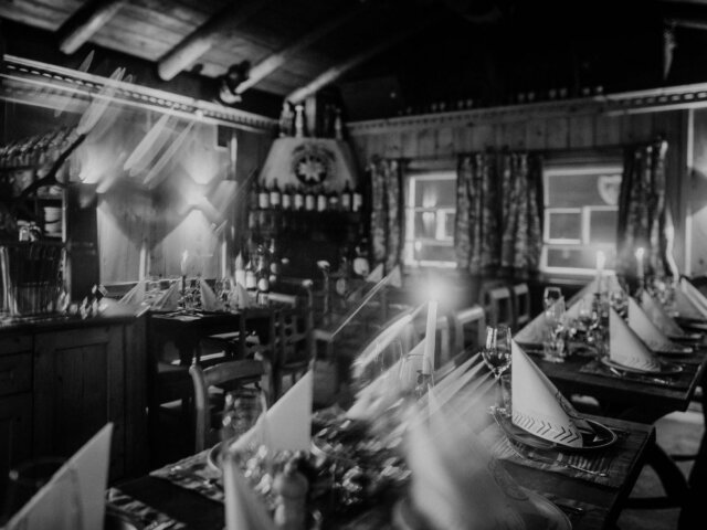 Gemütliches Restaurant im Hotel Edelweiss in Lech/Zürs, stilvoll gedeckte Tische mit Kerzenlicht und traditionellen Elementen.