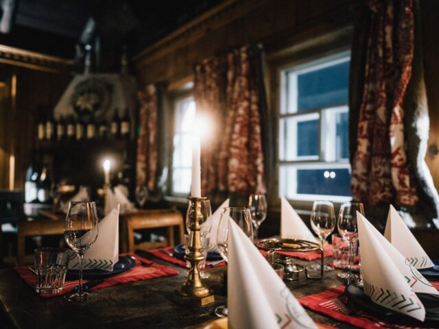 Gemütlicher Esstisch im Hotel Edelweiss, dekoriert mit Kerzenlicht und eleganten Tischdecken für besondere Anlässe.
