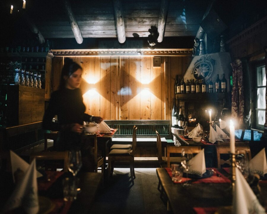 Gemütliches Restaurant im Hotel Edelweiss mit Kerzenlicht und stilvoller Holzverkleidung in Lech/Zürs am Arlberg.