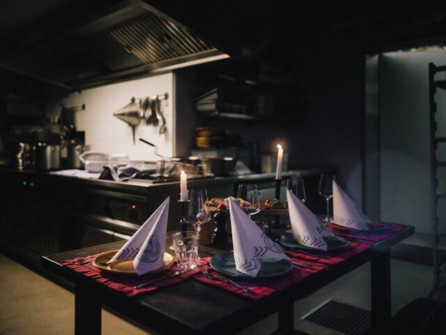 Gemütlicher Esstisch im Hotel Edelweiss mit Kerzenlicht, elegant gedeckt für ein romantisches Dinner in Lech.