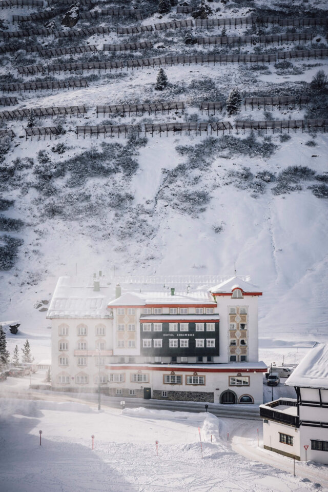 Das Hotel Edelweiss in verschneiter Landschaft in Lech/Zürs am Arlberg, ideal für Winterurlauber und Skifahrer.