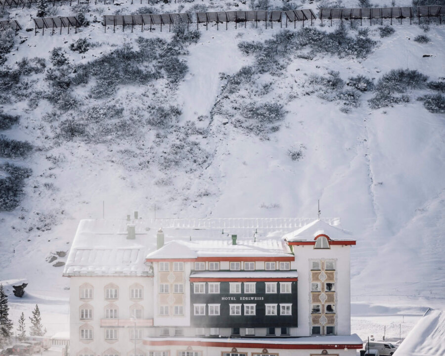 Das Hotel Edelweiss in verschneiter Landschaft in Lech/Zürs am Arlberg, ideal für Winterurlauber und Skifahrer.
