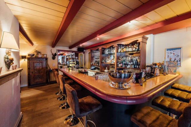Gemütliche Hotelbar im Hotel Edelweiss, Lech/Zürs: stilvolle Einrichtung und exquisite Getränkeauswahl.