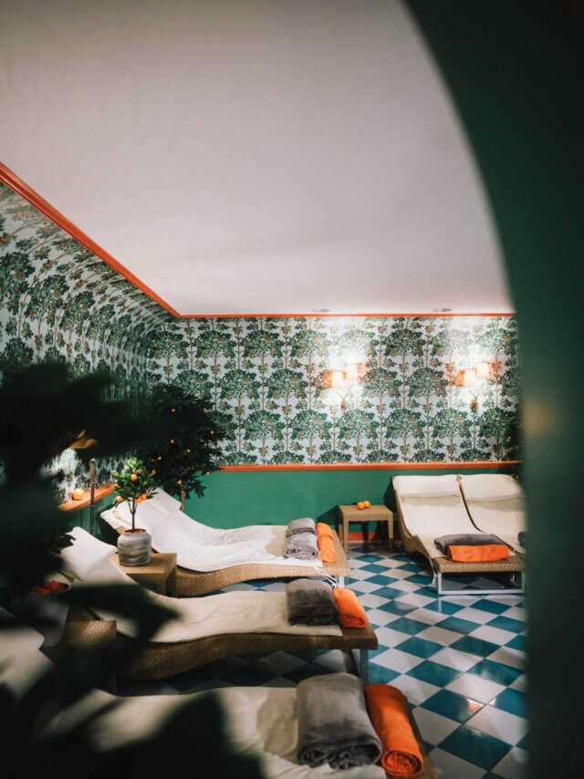 Erholsamer Wellnessbereich im Hotel Edelweiss mit stilvollen Liegen und entspannendem Ambiente in Lech/Zürs am Arlberg.