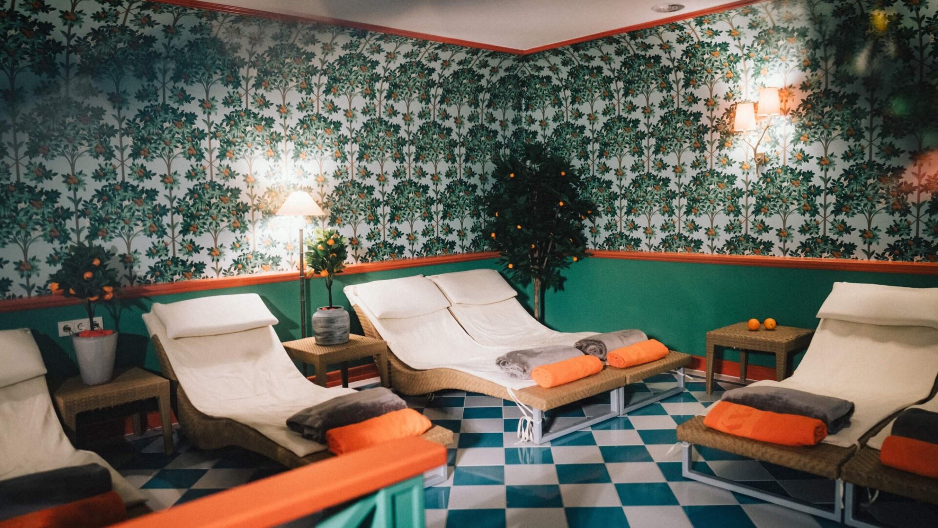 Entspannender Wellnessbereich im Hotel Edelweiss mit modernen Liegen und geschmackvoller Wandgestaltung in Lech/Zürs.