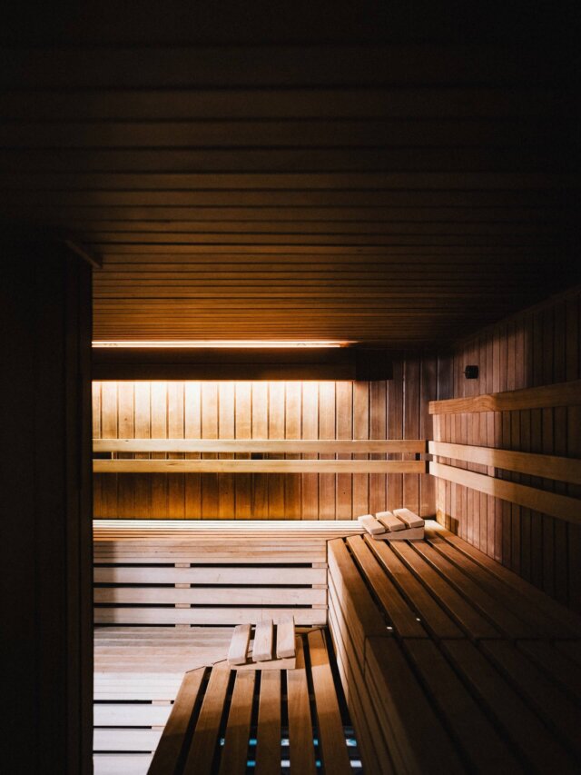 Gemütliche Sauna im Hotel Edelweiss in Lech/Zürs, ideal zur Entspannung nach einem aktiven Tag in den Alpen.