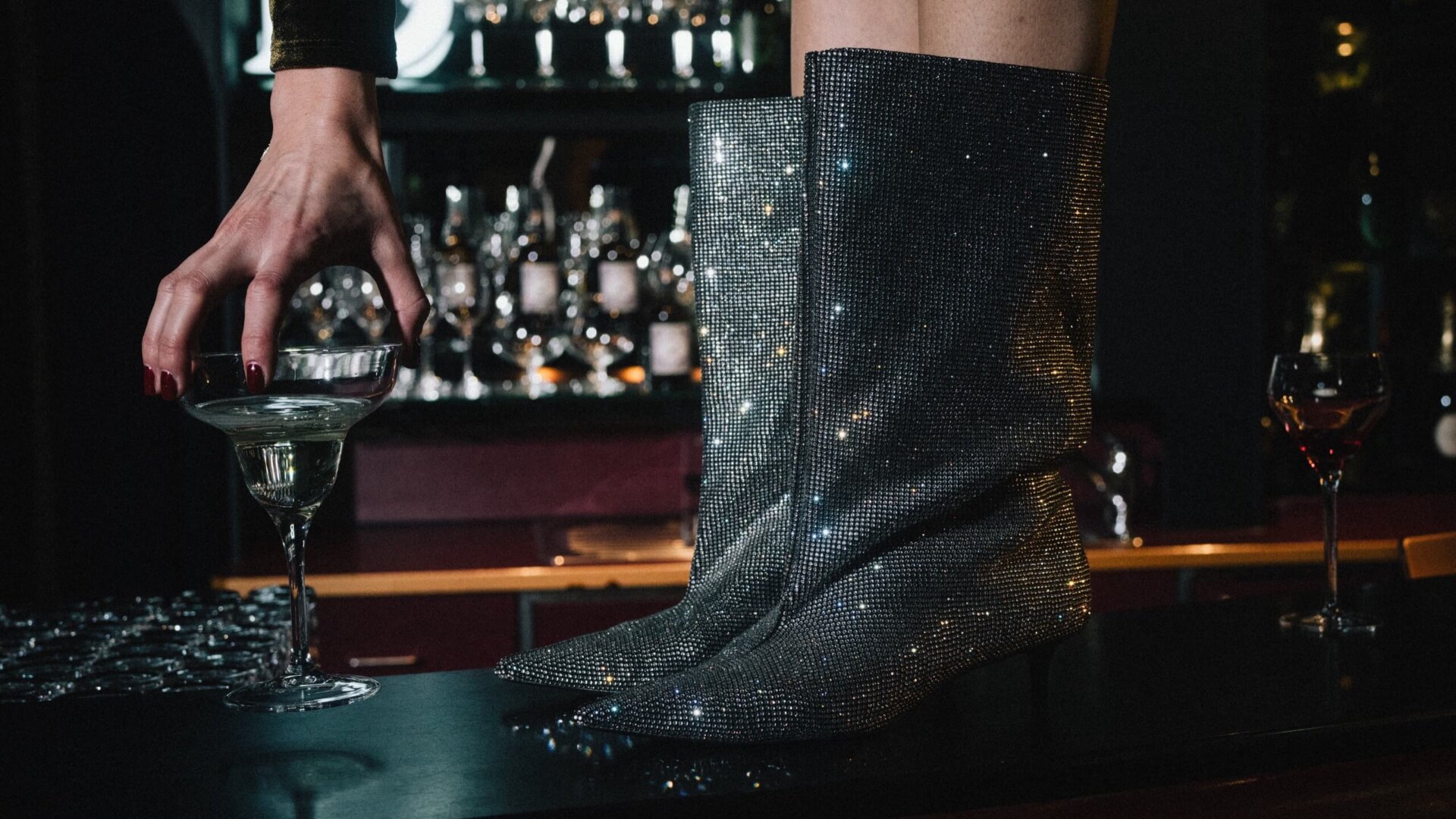 Futuristische Highheels in Funkeloptik auf einer Bar mit Cocktails im eleganten Hotel Edelweiss in Lech/Zürs.
